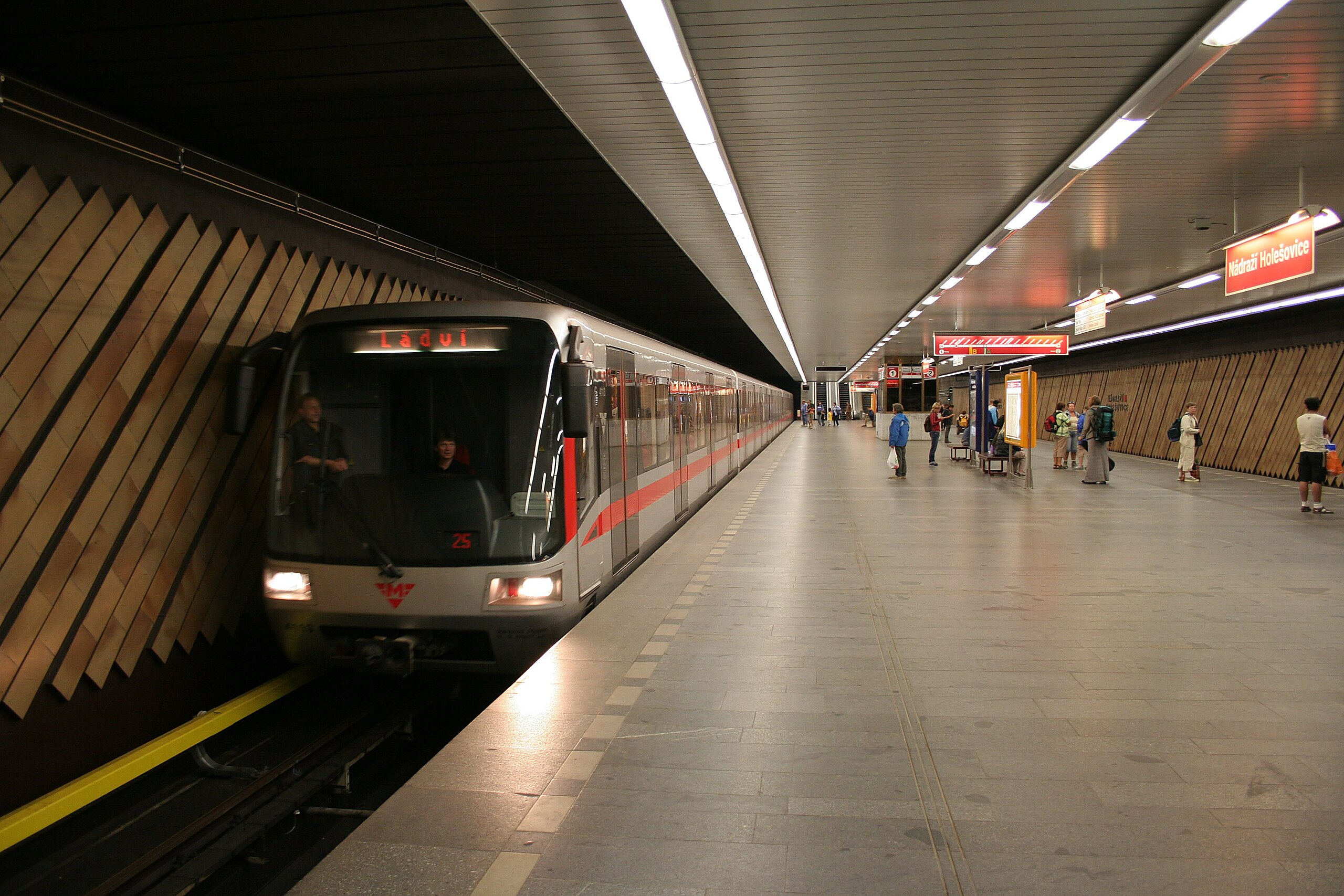 Prague_metro_station_Nadrazi_Holesovice